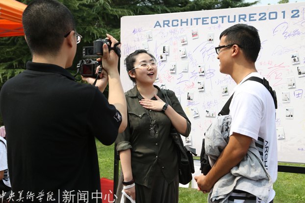 金秋時(shí)節(jié)  學(xué)院喜迎2012級新生