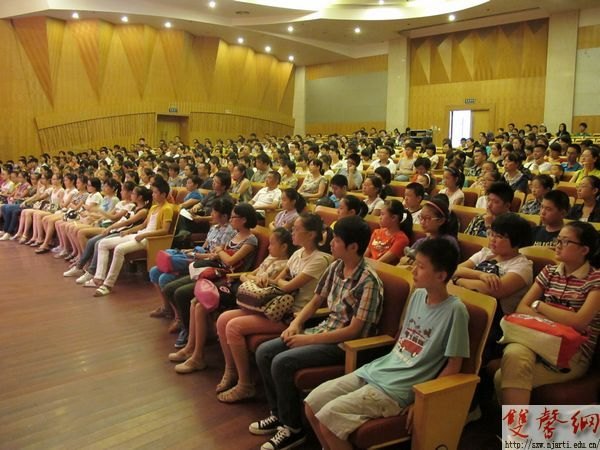 附中新生報到工作圓滿結束 副院長張策華親臨指導