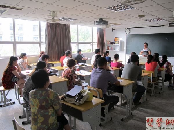 附中新生報到工作圓滿結束 副院長張策華親臨指導