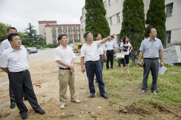 房紹坤一行調(diào)研暑期重點(diǎn)工程及新學(xué)期準(zhǔn)備工作