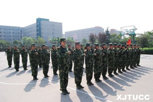 英姿颯爽展軍風 激揚青春鑄軍魂