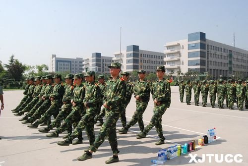 英姿颯爽展軍風 激揚青春鑄軍魂