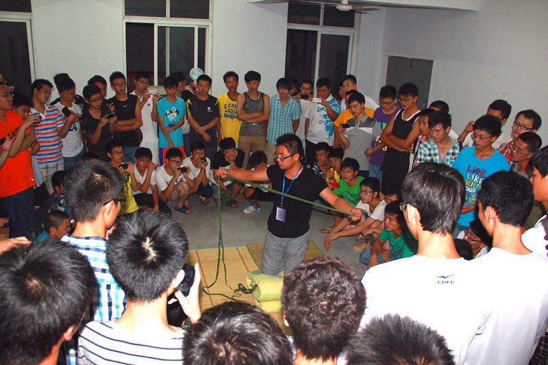 土木工程學(xué)生會(huì)為軍訓(xùn)送愛(ài)心