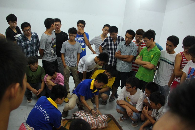 土木工程學(xué)生會(huì)為軍訓(xùn)送愛(ài)心