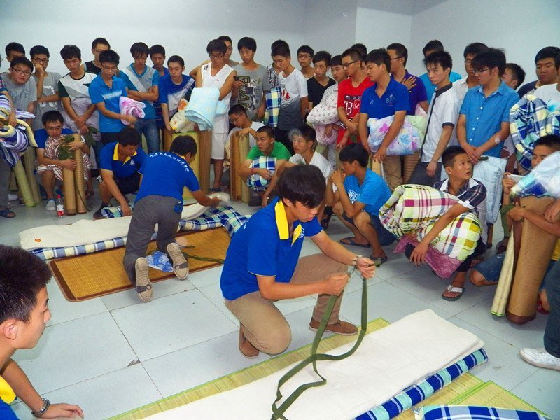 土木工程學(xué)生會(huì)為軍訓(xùn)送愛(ài)心