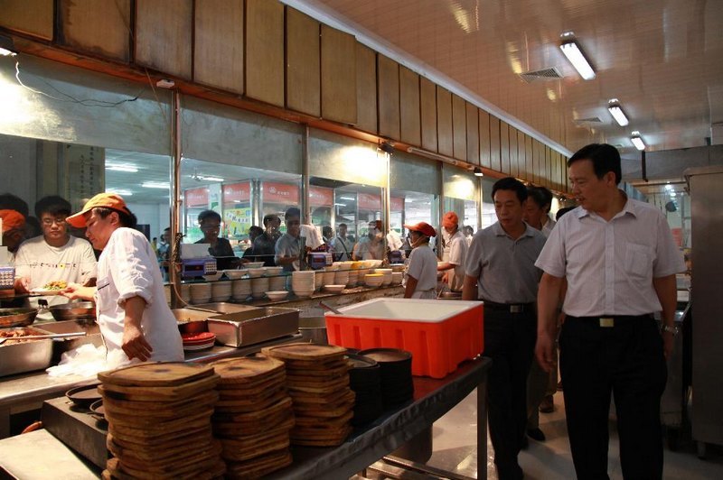 黨委書記陶功定到學生食堂檢查飲食服務保障工作