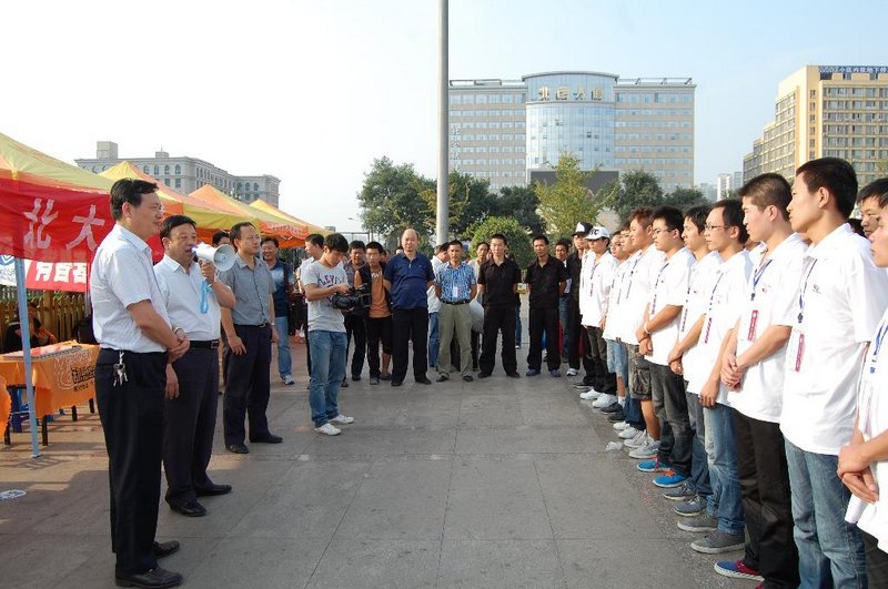 校領(lǐng)導(dǎo)看望慰問火車站迎新工作人員