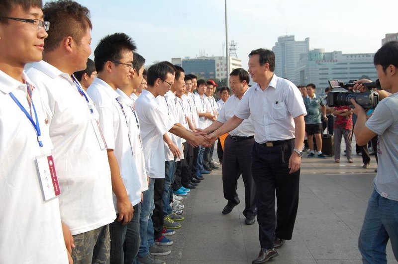 校領(lǐng)導(dǎo)看望慰問火車站迎新工作人員