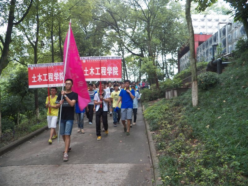 土木團總支學生會帶領新生游校園