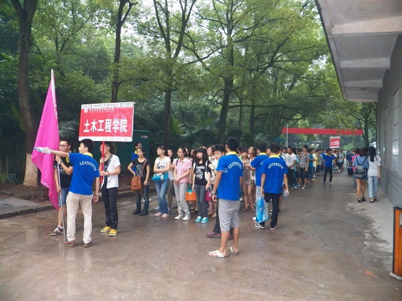 土木團總支學生會帶領新生游校園