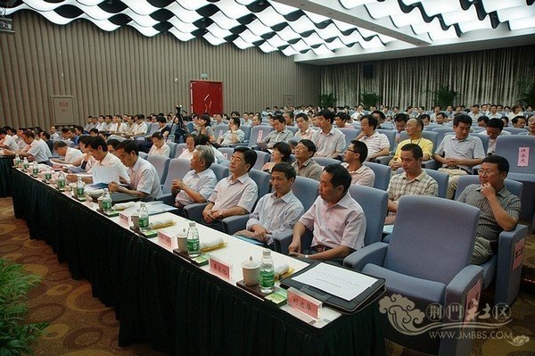 武漢工程大學(xué)百名化工專(zhuān)家掇刀行暨協(xié)同創(chuàng)新研討會(huì)在荊門(mén)召開(kāi)