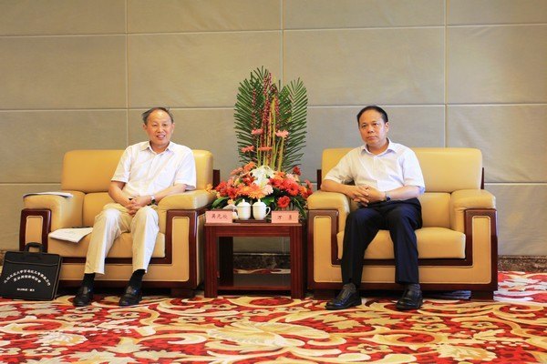 武漢工程大學(xué)百名化工專(zhuān)家掇刀行暨協(xié)同創(chuàng)新研討會(huì)在荊門(mén)召開(kāi)