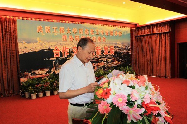 武漢工程大學(xué)百名化工專(zhuān)家掇刀行暨協(xié)同創(chuàng)新研討會(huì)在荊門(mén)召開(kāi)