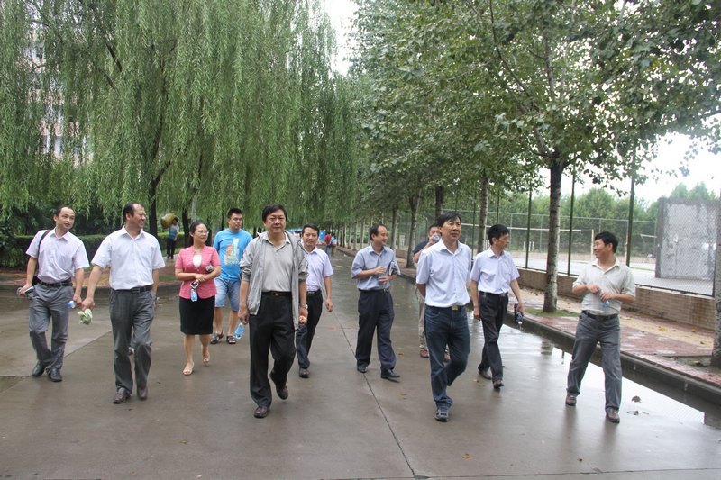 院長(zhǎng)陳建國(guó)一行視察新學(xué)期各項(xiàng)準(zhǔn)備工作