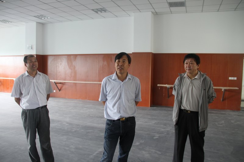 院長(zhǎng)陳建國(guó)一行視察新學(xué)期各項(xiàng)準(zhǔn)備工作