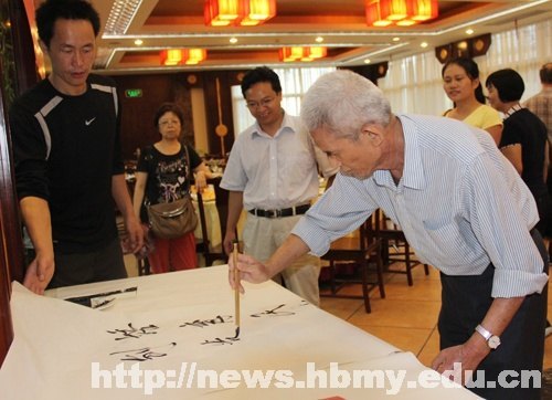 文學與傳媒學院與武漢大學聯(lián)合舉辦2012詞學國際學術(shù)研討會