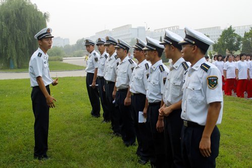 燕山大學里仁學院2012屆新生積極投入軍訓學習
