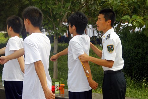 燕山大學里仁學院2012屆新生積極投入軍訓學習