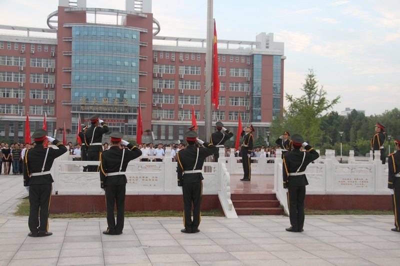 許昌學院隆重舉行新學期升國旗儀式