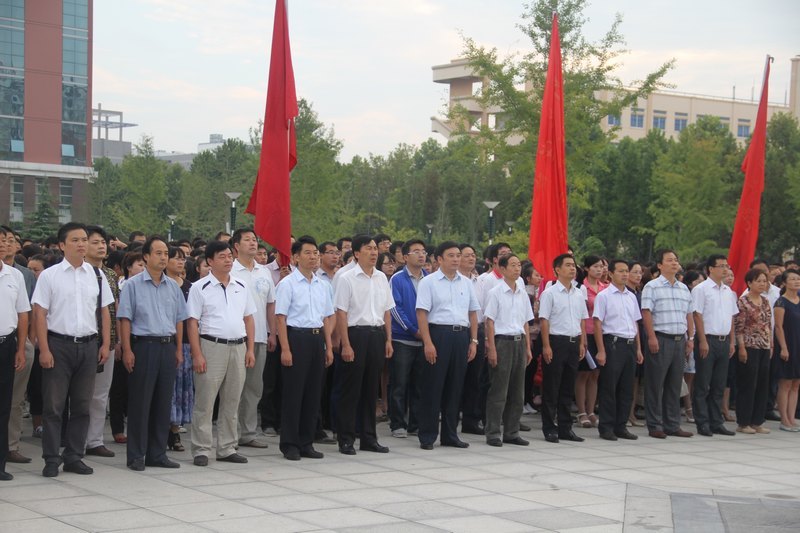 許昌學院隆重舉行新學期升國旗儀式
