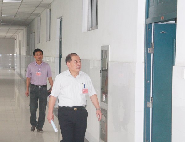 皖西學(xué)院領(lǐng)導(dǎo)檢查新學(xué)期第一天上課情況