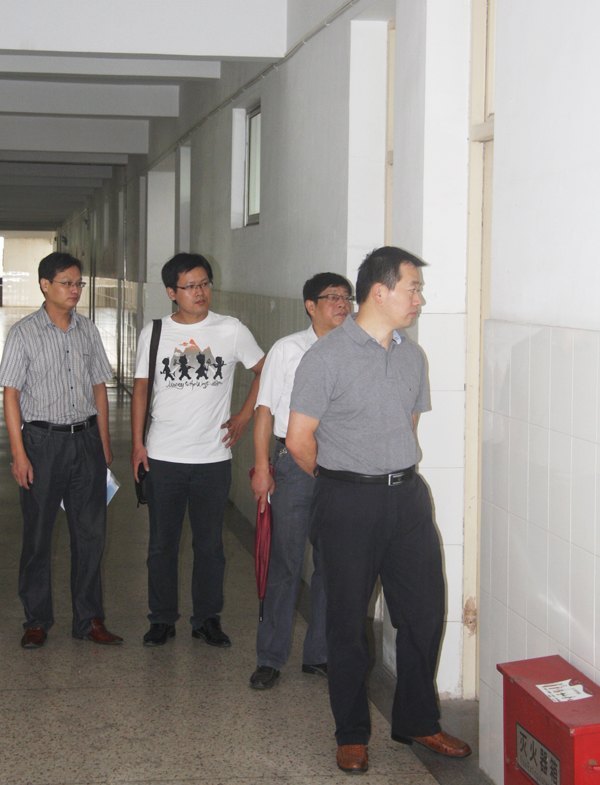 皖西學(xué)院領(lǐng)導(dǎo)檢查新學(xué)期第一天上課情況