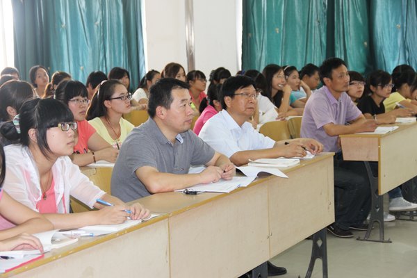 新學期第一天皖西學院校領導深入思政理論課課堂聽課