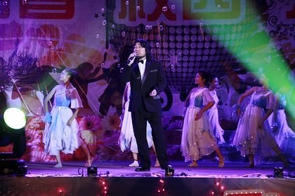 迎新晚會(huì)笑語歡歌美麗煙花綻放夜空