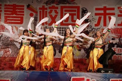 迎新晚會(huì)笑語歡歌美麗煙花綻放夜空