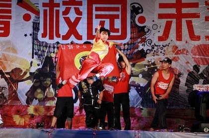 迎新晚會(huì)笑語歡歌美麗煙花綻放夜空