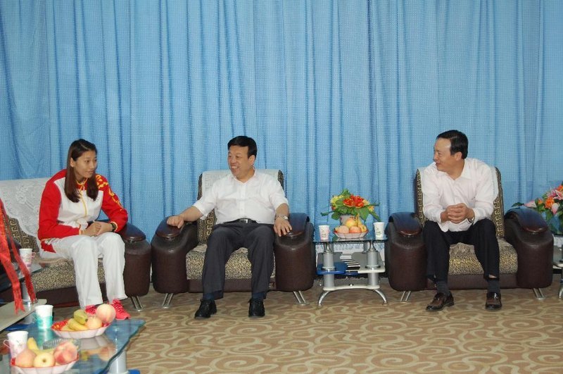 校領(lǐng)導(dǎo)親切接見(jiàn)侯玉琢同學(xué)