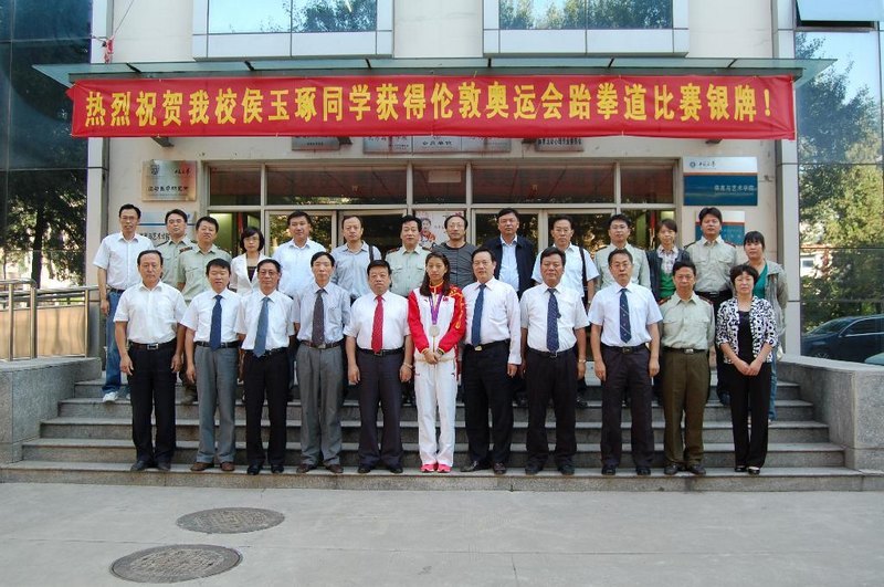 校領(lǐng)導(dǎo)親切接見(jiàn)侯玉琢同學(xué)