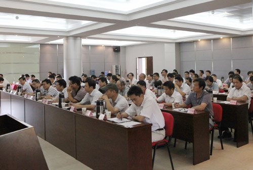 學校召開中層干部大會部署新學期工作