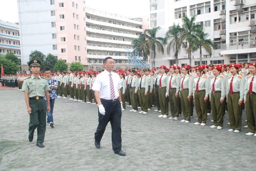 廣西師范學院2011級軍訓閱兵暨表彰總結大會隆重召開
