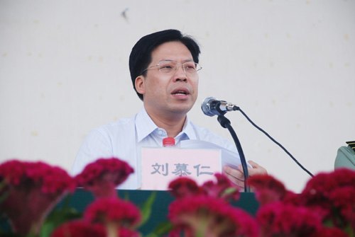 廣西師范學院2011級軍訓閱兵暨表彰總結大會隆重召開