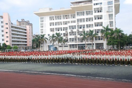 廣西師范學院2011級軍訓閱兵暨表彰總結大會隆重召開