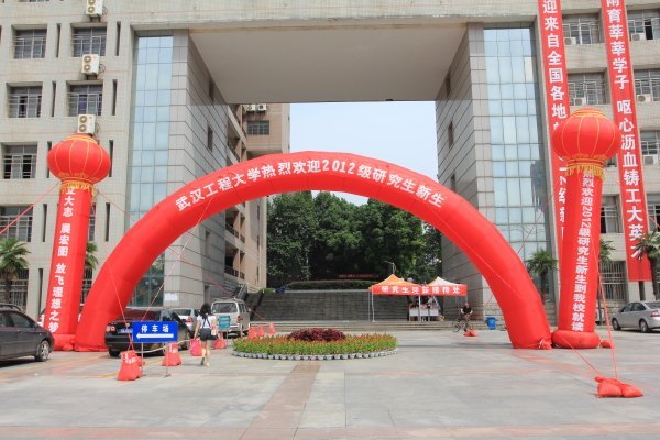 校領導親切看望研究生新生和迎新工作人員