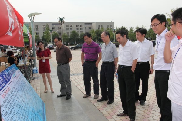 校領導親切看望研究生新生和迎新工作人員