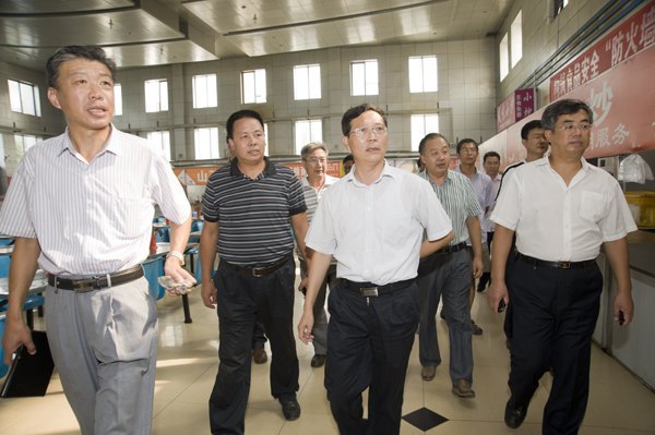 黨委書(shū)記崔明德一行到學(xué)生宿舍、食堂和公安處調(diào)研