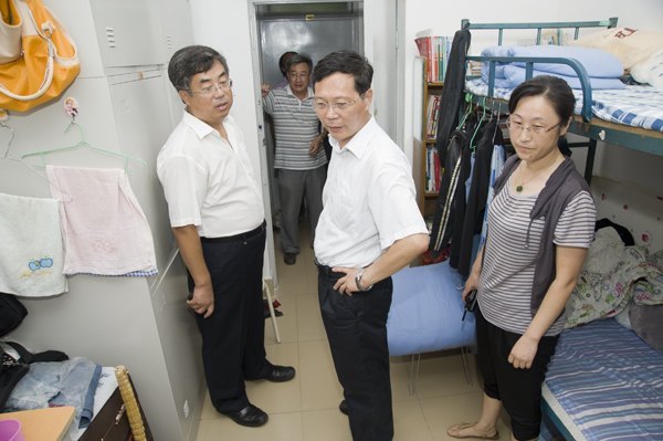 黨委書(shū)記崔明德一行到學(xué)生宿舍、食堂和公安處調(diào)研