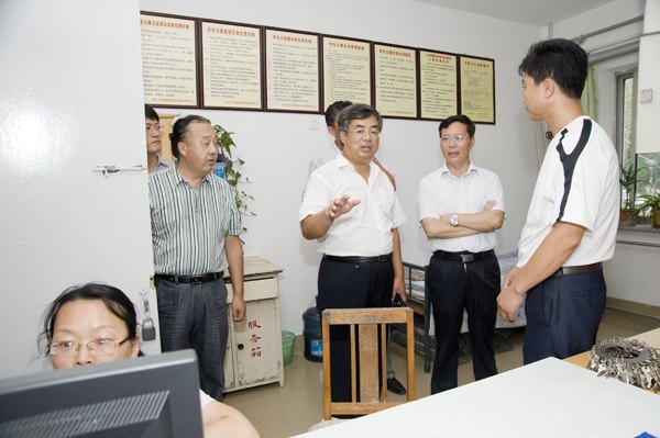 黨委書(shū)記崔明德一行到學(xué)生宿舍、食堂和公安處調(diào)研