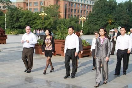 法國濱海夏朗德省議會主席比瑟羅先生一行到校訪問