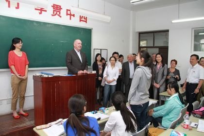 法國濱海夏朗德省議會主席比瑟羅先生一行到校訪問