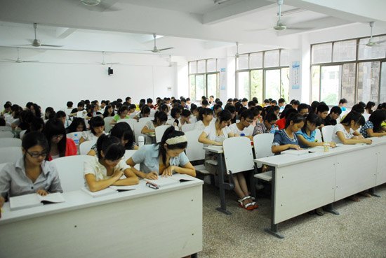 校黨委書記馮林華開學第一天巡視教學工作