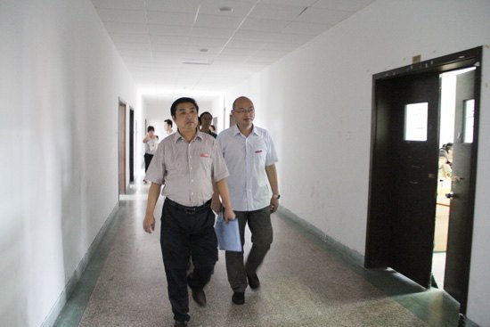 校黨委書記馮林華開學第一天巡視教學工作