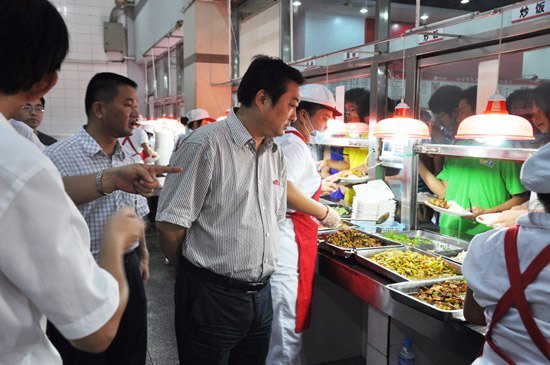 校黨委書記馮林華開學第一天巡視教學工作