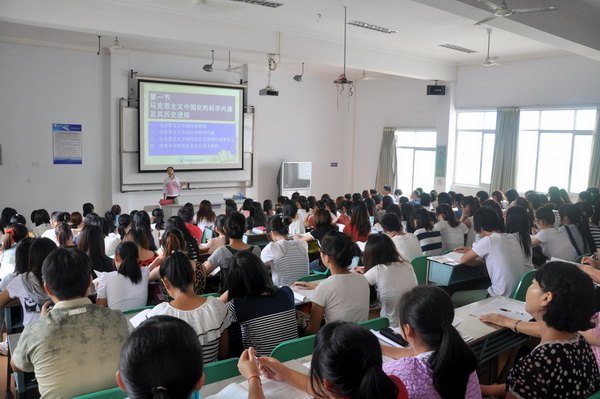 馬國防等校領(lǐng)導(dǎo)深入教學(xué)一線聽課