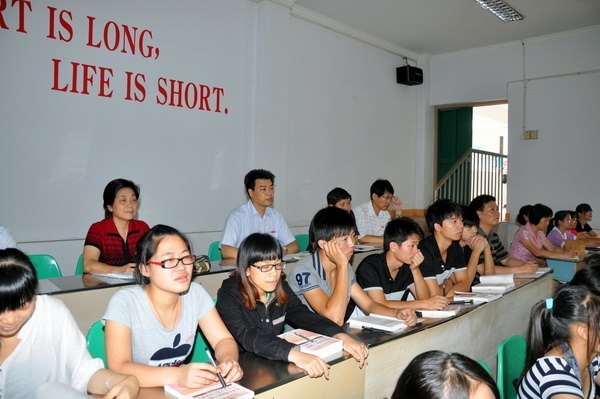 馬國防等校領(lǐng)導(dǎo)深入教學(xué)一線聽課