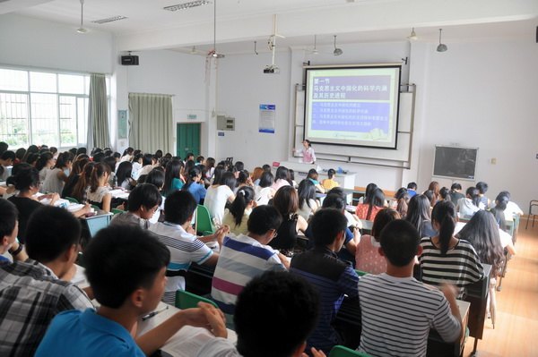 馬國防等校領(lǐng)導(dǎo)深入教學(xué)一線聽課