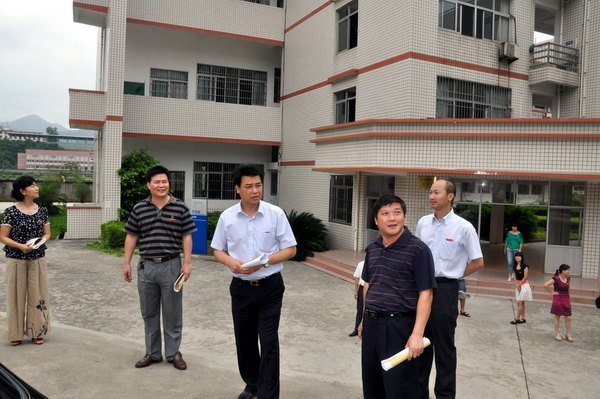 馬國防等校領(lǐng)導(dǎo)深入教學(xué)一線聽課